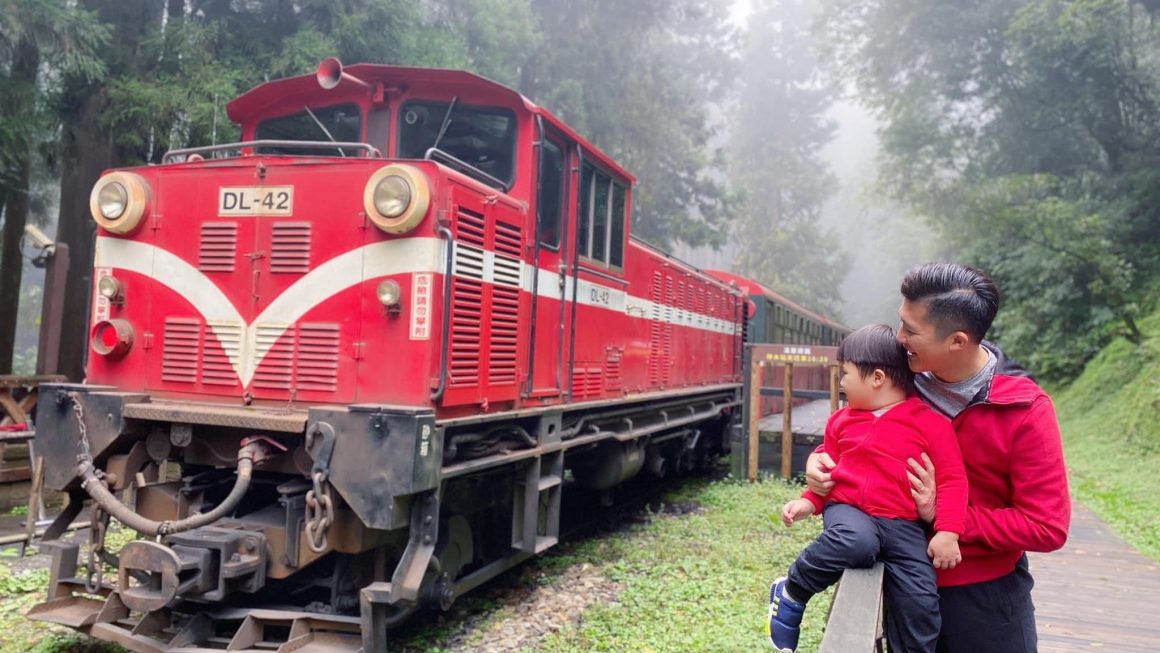 再遠都值得，三歲男孩圓夢之阿里山小火車攻略，霧氣繚繞百年鐵道，漫步雲海收盡美景。