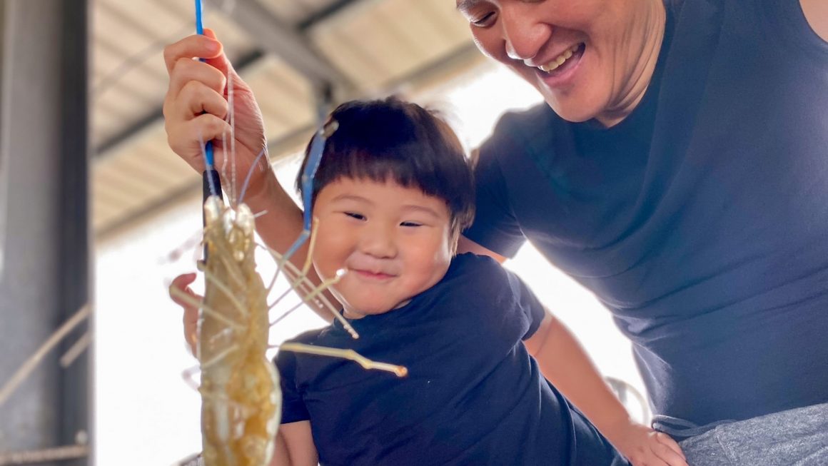誰說釣蝦是單身的活動？親子釣蝦場正夯！在蘭陽蟹莊釣蝦烤蝦全都自己來，大人小孩笑容藏不住，台灣釣蝦文化好酷！