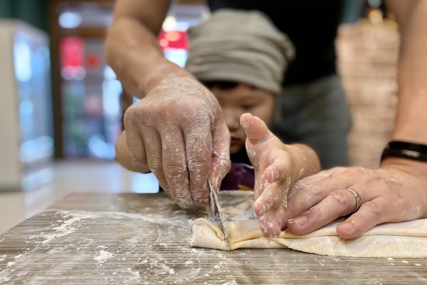 比當小小製麵師更重要的事情，帶孩子學習匠人精神，堅持、實在、不妥協，盡在麵工匠手工麵食。